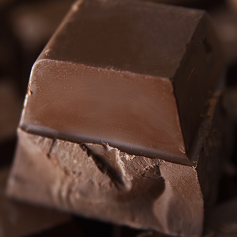 Кондитерская плитка шоколада. Кондитерский шоколад плитка. Шоколадная глазурь. Кондитерская шоколадная плитка. Шоколад глазурь.
